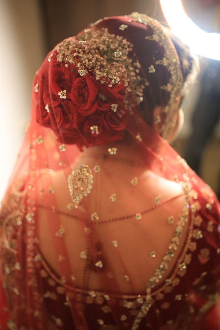 Luxury Red Rose Bridal Gajra with Baby's Breath – Fresh Floral Hair Bun for Brides